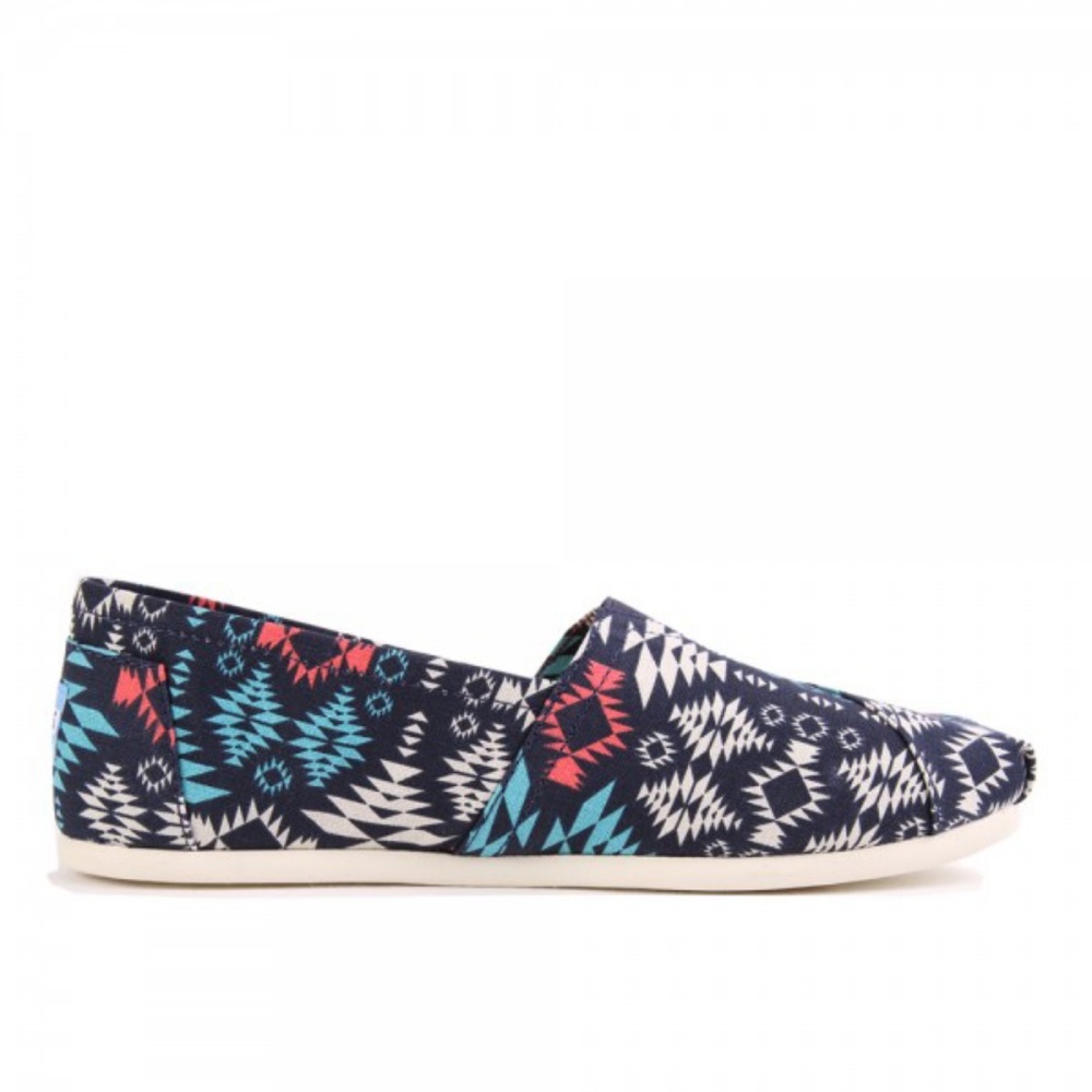 TOMS SHOES